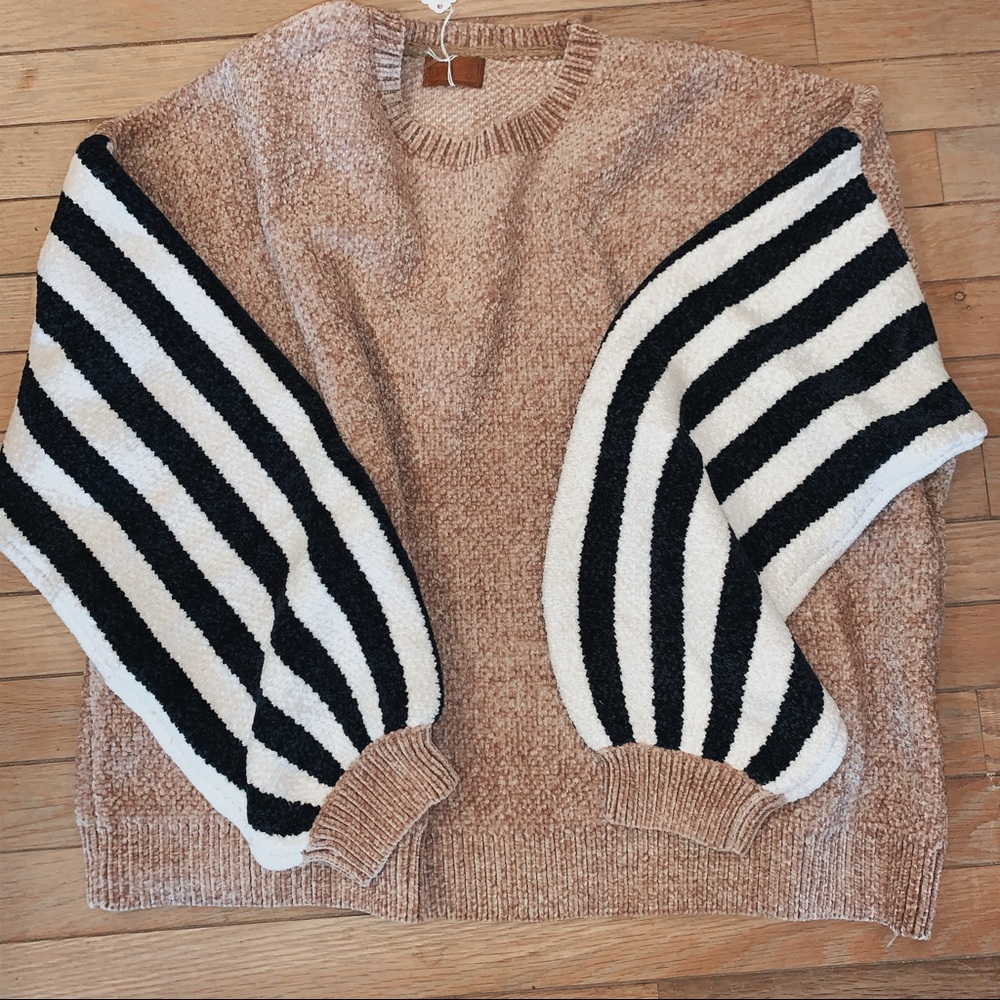 Striped sleeve sweater. POL brand.